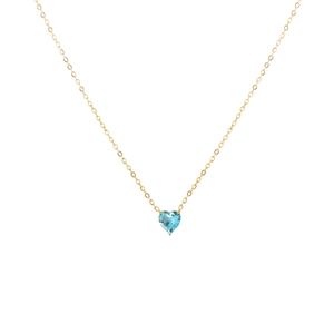 Vue détaillée d'un collier avec pendentif coeur en pierre bleue et chaîne dorée