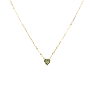 Détail d'un pendentif en cristal vert olive en forme de cœur sur une fine chaîne dorée