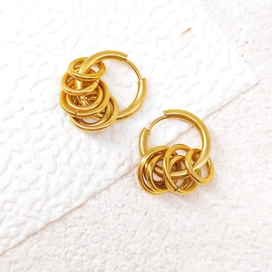 Boucles d'oreilles créoles en acier inoxydable doré 18 carats avec cinq petits anneaux
