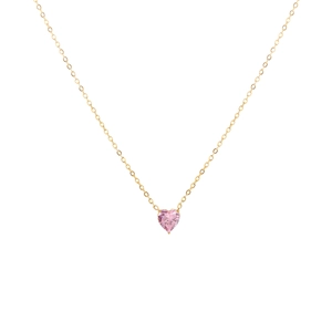 Gros plan du pendentif cœur rose en cristal sur une chaîne délicate en acier doré