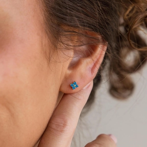 Kleeblatt-Ohrstecker mit vier blauen Kristallen in einer vergoldeten Fassung für Damen