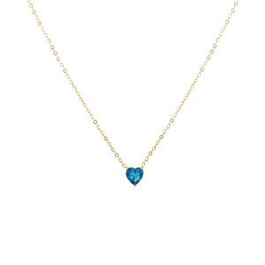 Gros plan détaillé d'un pendentif cœur en saphir bleu sur une chaîne de collier en or