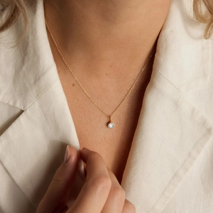 Elegante collana a catena dorata con pendente in cristallo tondo incastonato per donna