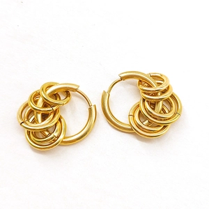 Gros plan boucles d'oreilles créoles en acier inoxydable doré 18K avec cinq petits anneaux