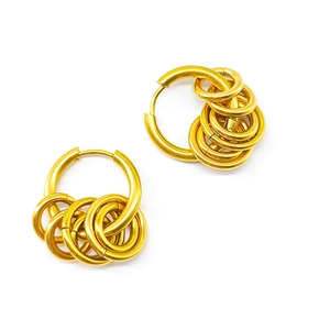 Détail des boucles d'oreilles créoles en acier inoxydable doré 18K à petits anneaux