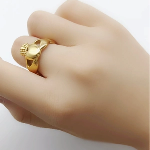 Bague Claddagh en Acier Inoxydable Cœur Couronne Mains pour Hommes Femmes Vintage Cœur Creux Amour Irlandais Amitié Bijoux Bague Cadeau