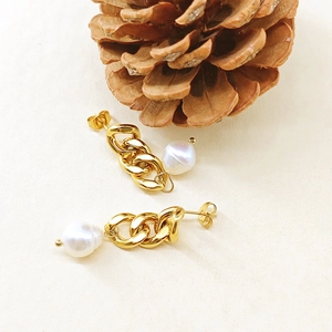 Vue détaillée de boucles d'oreilles dorées à maillons et perles baroques blanches