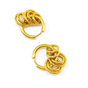Boucles d'oreilles créoles en acier inoxydable doré avec détails multicouches de bagues