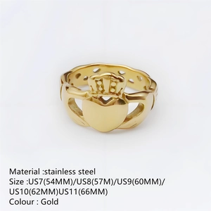 Vue détaillée de la bague Claddagh dorée en acier inoxydable avec symboles couronne et cœur