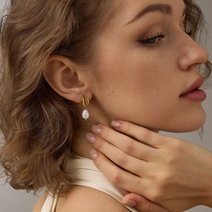 Boucles d'oreilles coquillage doré avec perle baroque pendante pour un style marin