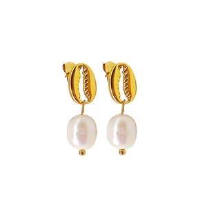 Élégantes boucles d'oreilles coquillages dorées avec perles blanches au design raffiné