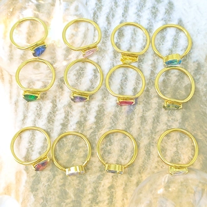 Détails de bagues en zircon coloré en forme de poire avec placage or sur fond clair