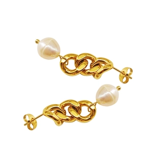 Détails de boucles d'oreilles chaînes dorées avec perles en forme de goutte et fermoirs