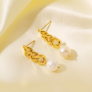Vue détaillée des boucles d'oreilles chaîne gourmette dorée avec perles d'eau douce
