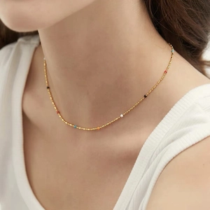 Colorful beaded necklace in gold-plated stainless steel worn as a vibrant clavicle chain
