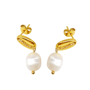 Détail de boucles d'oreilles coquillage dorées avec perles blanches et texture métallique