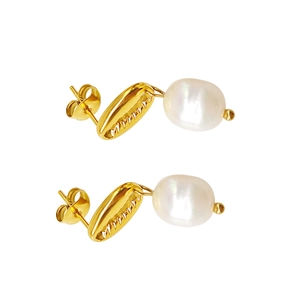 Vue détaillée de boucles d'oreilles coquillage doré avec perles sur fond blanc
