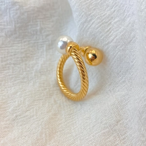 Elegant gold-plated stainless steel twisted ring with a white pearl and a metallic bead