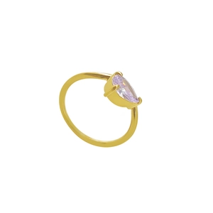 Détail d'une bague en titane doré sertie d'un zircon violet en forme de goutte d'eau