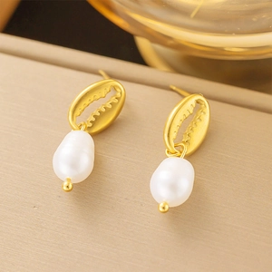 Élégantes boucles d'oreilles coquillages dorés avec perles baroques en forme de goutte