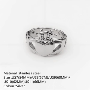 Bague Claddagh en acier inoxydable argenté avec motif cœur, couronne et mains
