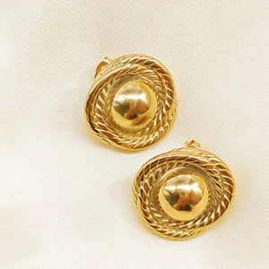 Detail of 18K gold stainless steel vintage round earrings with twisted rope texture border