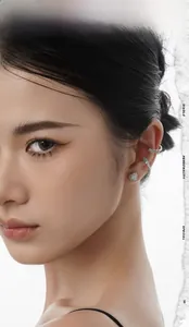 Gros plan d'une boucle d'oreille cœur en opale argent S925 et de bijoux d'oreilles brillants