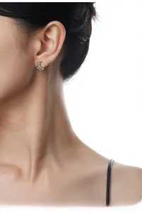 Détail de boucles d'oreilles lune en argent 925 avec texture portée par le mannequin