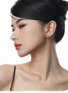 Gros plan d'une boucle d'oreille lune en argent S925 avec une pierre de zircon sur l'oreille
