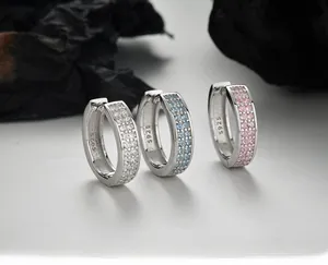 Vista dettagliata dei cerchi in argento sterling S925 con micro-pave di zirconi cubici