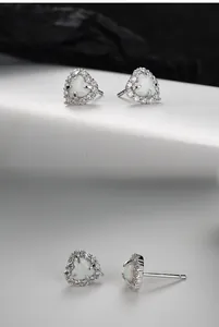 Détails de boucles d'oreilles cœur en opale et argent S925 serties de zircons