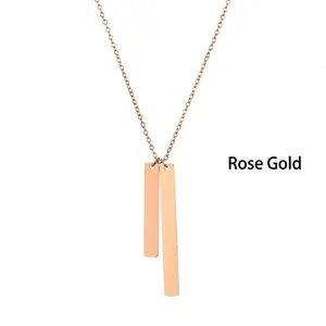 Collana a barra in acciaio inossidabile con doppi pendenti verticali in finitura oro rosa