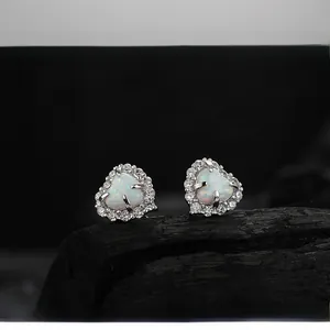 Gros plan de boucles d'oreilles cœur en argent S925 avec opale et micro-pavage cristaux