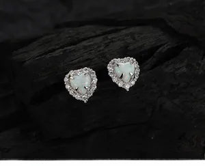 Vue macro de boucles d'oreilles cœur en opale argent S925 avec pavé de zircons fins