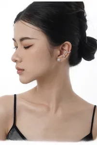 Gros plan sur les puces d'oreilles cœur en argent S925 avec opale et bagues d'oreille