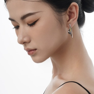 Minimalist S925 sterling silver flowing petal drop earrings with high-polished finish