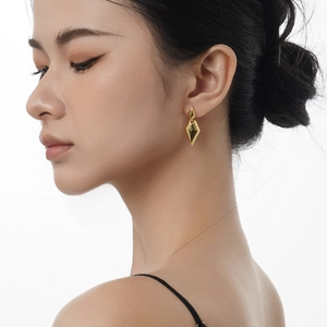 Minimalist S925 sterling silver geometric rhombus earrings with polished gold finish