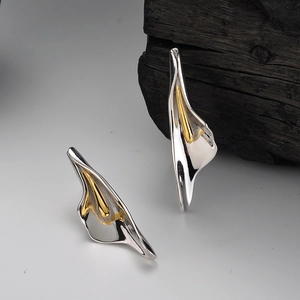 Elegant S925 silver calla lily drop earrings with gold stamen in sleek bicolour design