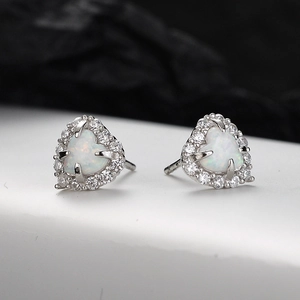 Boucles d'oreilles cœur en opale et argent S925 avec halo en zircone et finition blanche