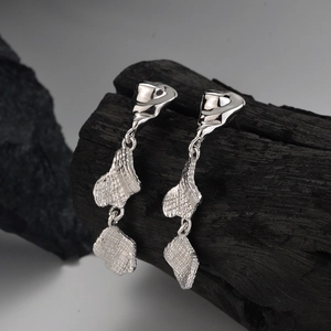 Pendientes largos de plata S925 de lujo con texturas orgánicas y diseño artístico