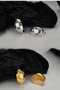 Dettaglio orecchini a cerchio geometrici sfaccettati in argento S925 con strass