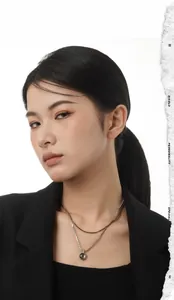 Dettaglio della collana a strati in argento S925 con pendente a conchiglia su modella