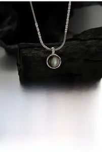 Dettaglio delle collane in argento S925 con pendenti in conchiglia scura cangiante