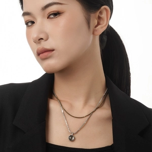 Collana a strati in argento S925 con ciondolo a conchiglia su una modella