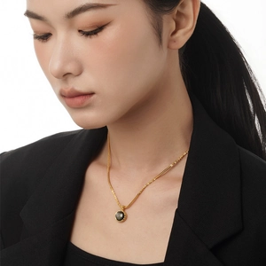 Collana minimalista in argento S925 con ciondolo gemma nera e bordo dorato ondulato