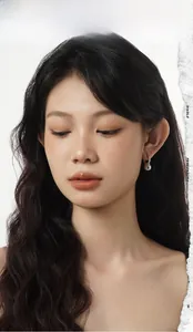Close-up of elegant S925 silver hoop earring with grey pearl on model's ear
