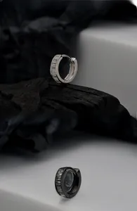 Vue macro de boucles d'oreilles créoles en argent S925 avec zircon de coupe baguette