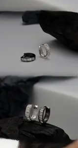 Détail de boucles d'oreilles créoles géométriques en argent S925 avec zirconiums cubiques