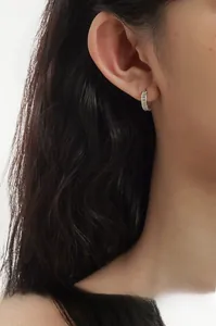 Gros plan de créoles en argent sterling S925 avec diamants baguette géométriques étincelants