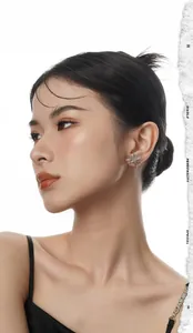Gros plan de boucles d'oreilles étoile en argent S925 sur mannequin au design géométrique